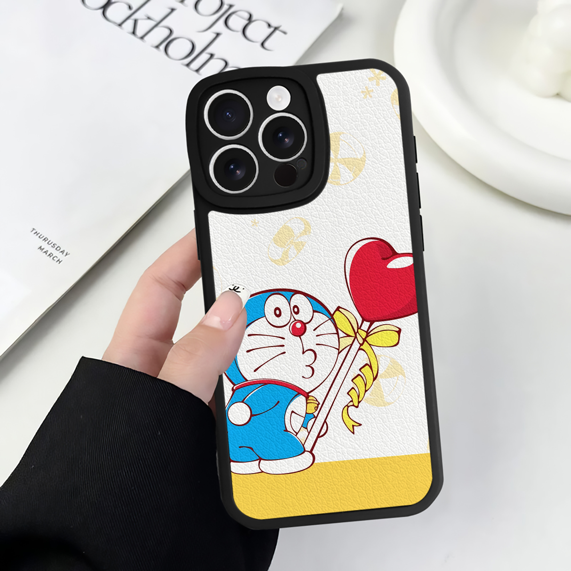 （画像用） ドラえもん Doraemon 【iPhone 16シリーズ対応】シリコンスマホケース（レザー調） 材質：シリコン